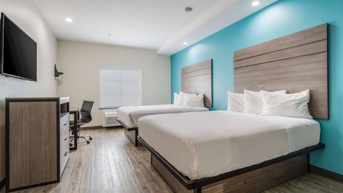 Katy Resort | 2 Relaxing Units w/Kitchenette, FREE Breakfast & Parking, Near Katy Mills Mall!