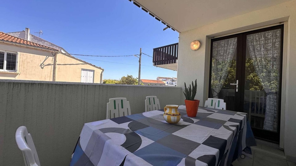 Boyardville Apartment | 2-Room Apartment with Balcony 700m from Beach