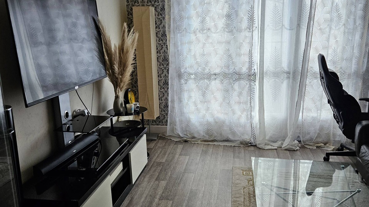 Montgeron Apartment | 2-room apartment, a few minutes from Orly airport, 2 min from a CC