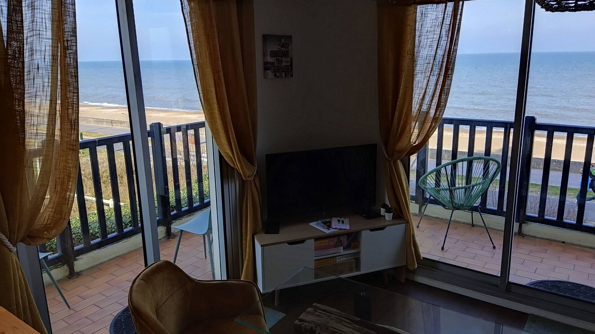 Cabourg Apartment | 2 room apartment as placed on the beach .