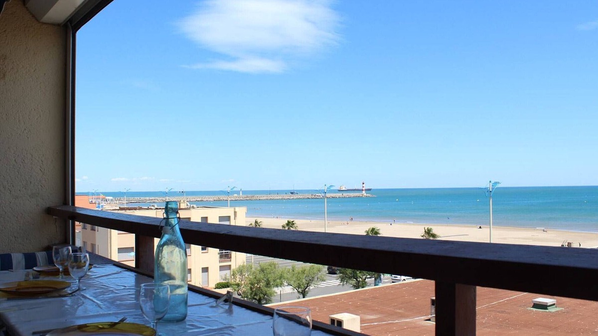 Port-la-Nouvelle Apartment | 2-room apt 4 ppl with balcony, A/C and pets allowed 150m from the beach