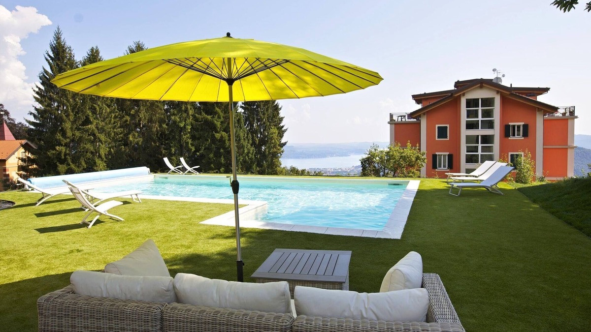 Comero Apartment | 2-room corner apartment in a prestigious villa from 1850 with solar-heated pool