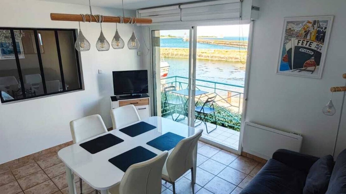 Saint-Vaast-la-Hougue Apartment | 2-room garage facing with panoramic view of the sea and TATIHOU island (UNESCO)
