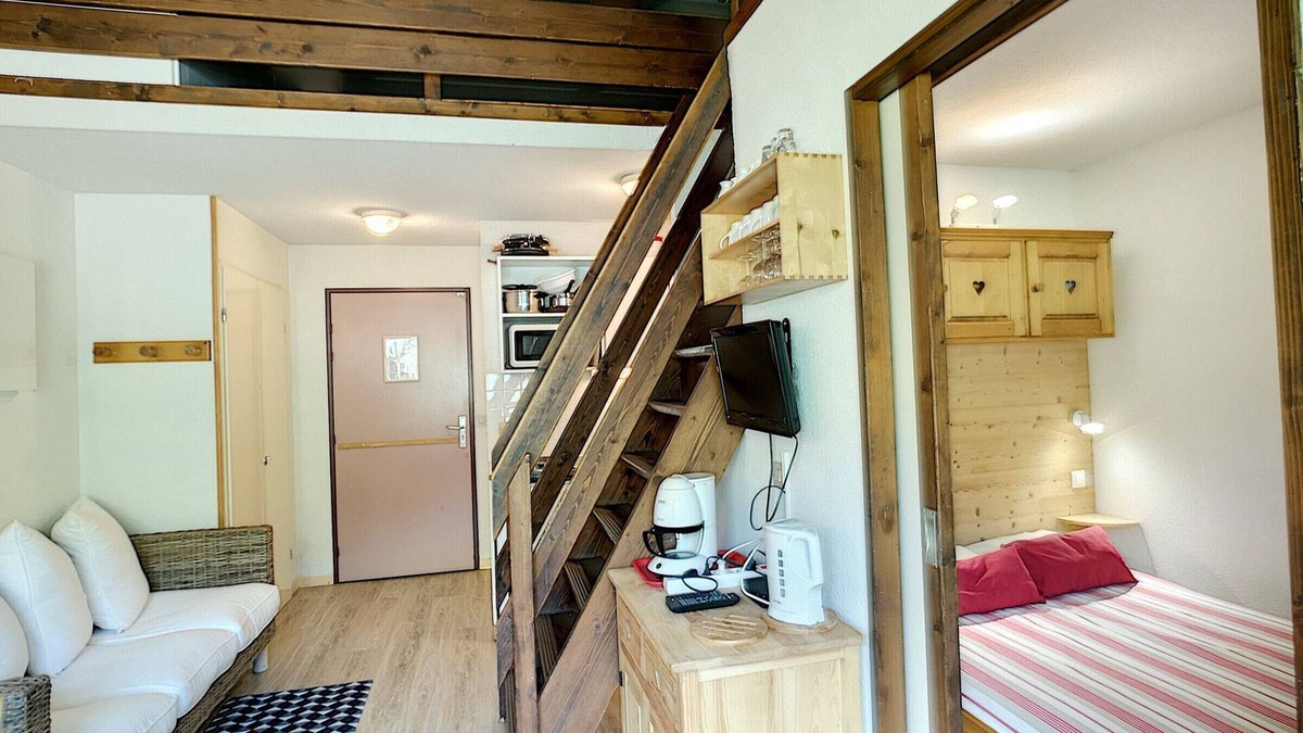 Les Bruyeres Apartment | 2 Rooms + mezzanine for 6, ski-in/ski-out, wifi, parking