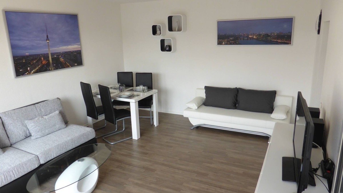 Tempelhof Apartment | 2 rooms, up to 5 persons, luxuriously furnished, tulip "