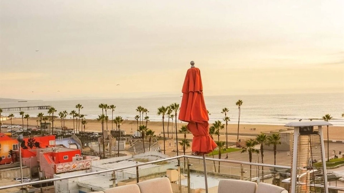 Venice Hotel | 2 Rooms w/Balcony Near Iconic Venice Pier | Rooftop | Free Breakfast