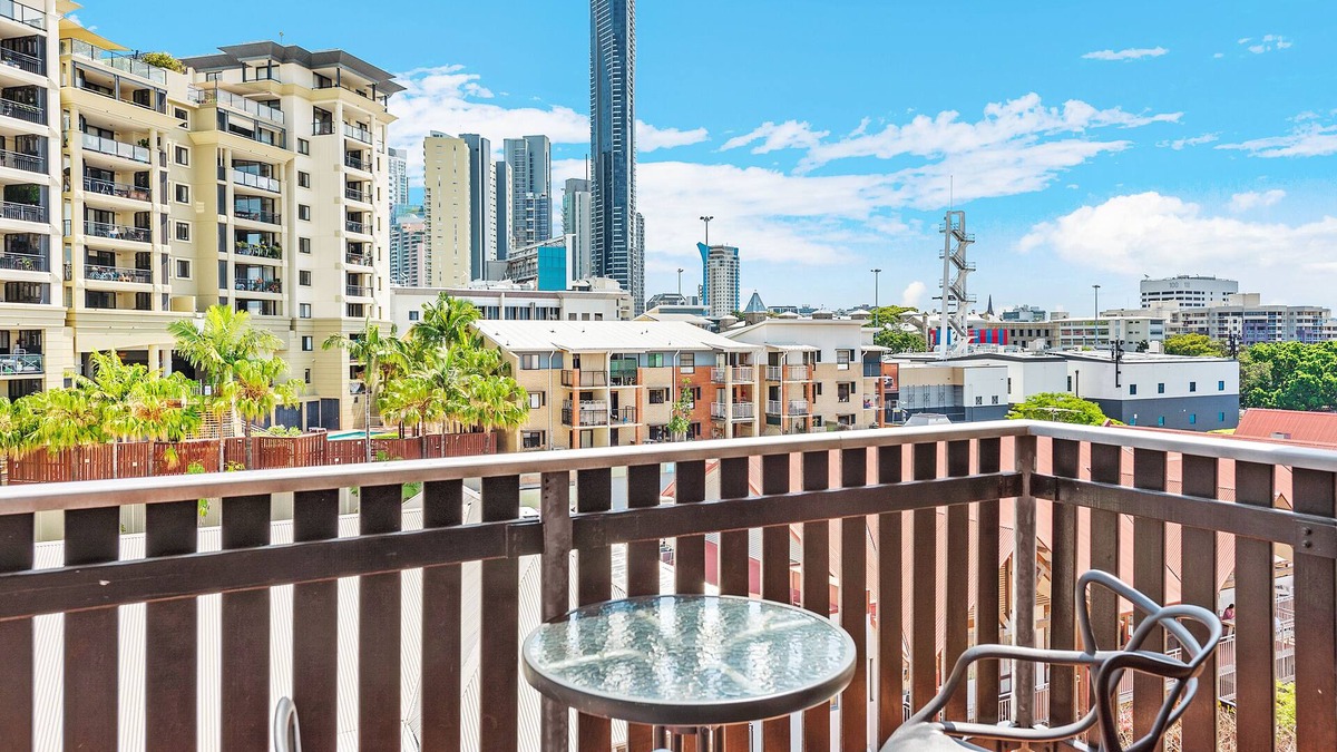 Fortitude Valley Apartment | 2 Seconds to…everything! ~ 1 Bed/1 Bath/1 Car – CBD Views