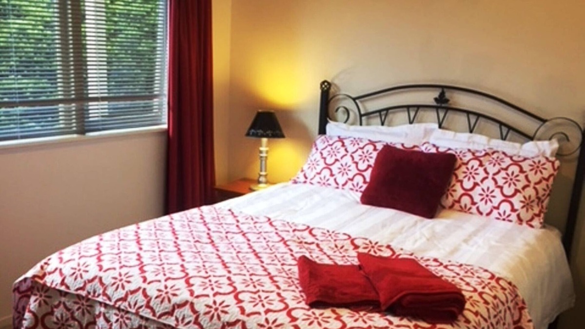 Tauranga Apartment | 2 seperate sleeping areas, kitchenette & pool. Good for families and groups.