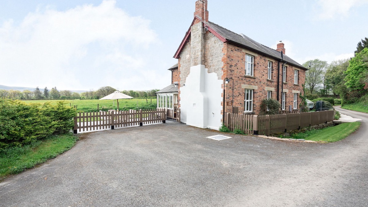 Abercraf Cottage | 2 SILURIA COTTAGE, family friendly, with open fire in Walton