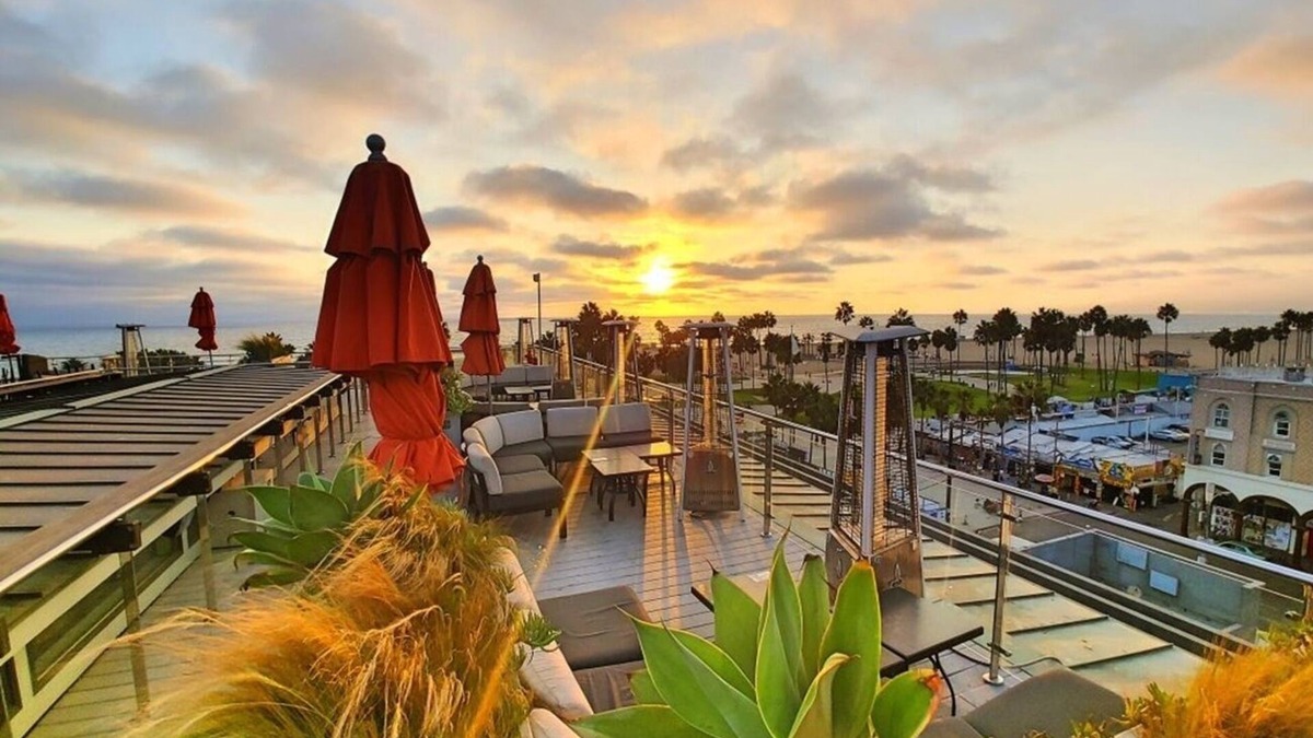 Venice Hotel | 2 SoCal Style Rooms in Venice | Balcony | Free Breakfast | Rooftop