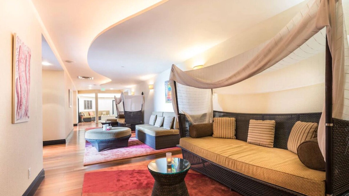 Paget House | 2 Spacious Units! Kitchen, Outdoor Pool, FREE Parking Near Marley Beach!
