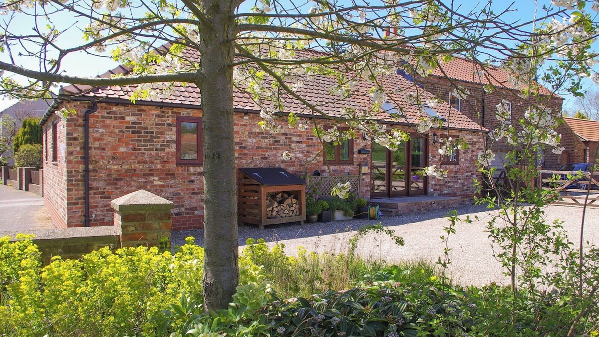 Helperthorpe Cottage | 2 steps to entrance.