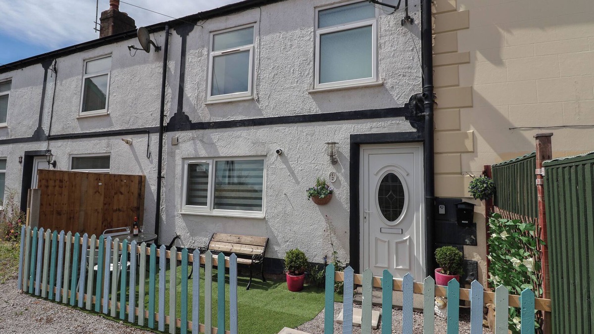 Gwersyllt House | 2 STONELEIGH COTTAGE, pet friendly, with a garden in Gwersyllt
