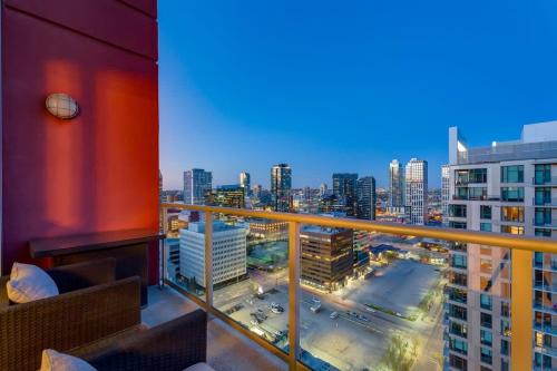 Beltline Apartment | 2 Storey Penthouse Panoramic Views Parking Stampede