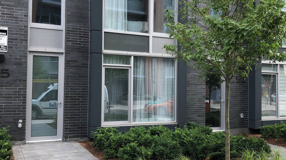 Garden District House | 2-Storey Townhome | Downtown | Free Parking | 100% Walk Score