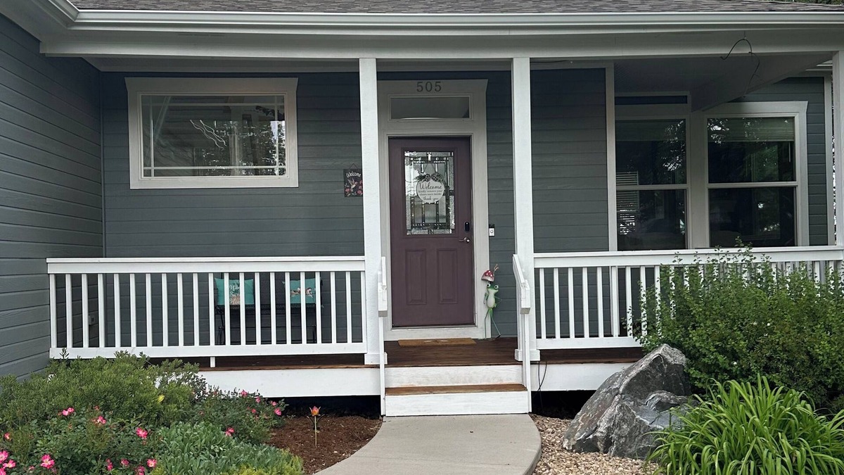 Lafayette House | 2-Story, 3 bed, 2.5 bath, Patio, Yard, Fireplace