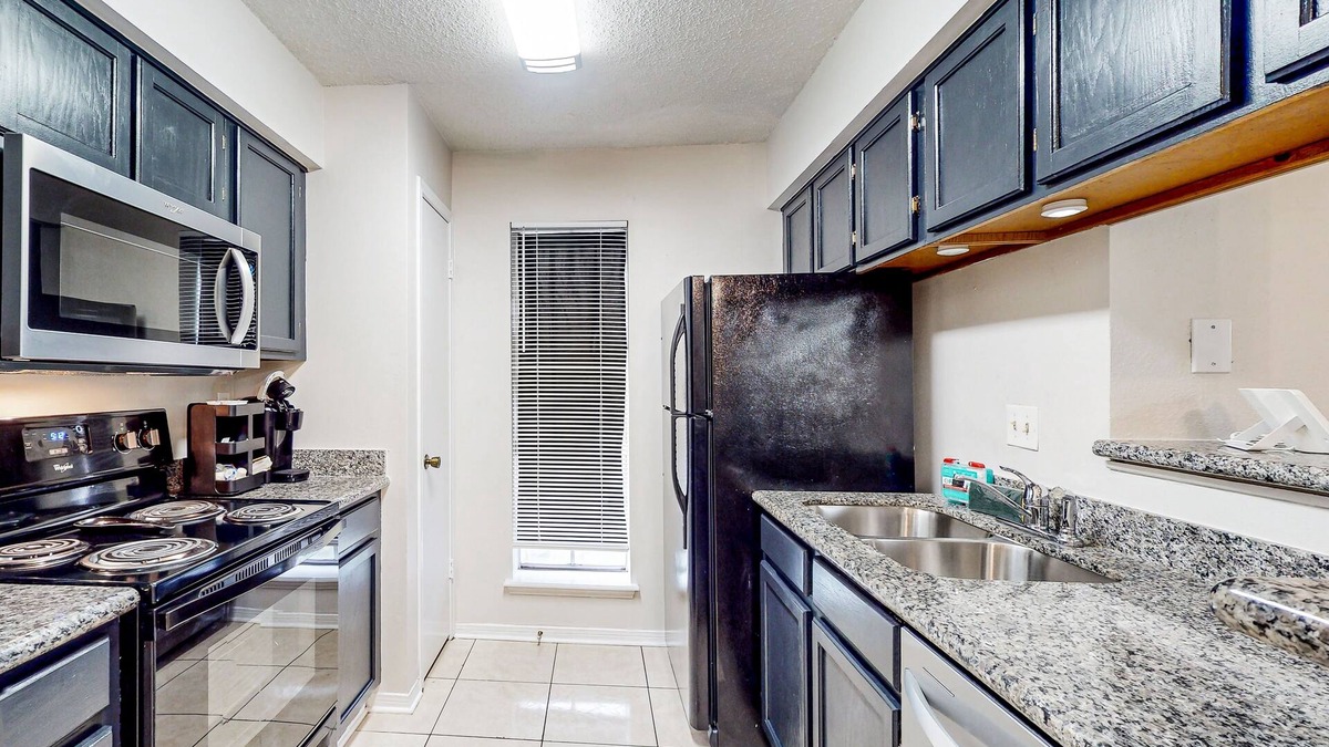 Briarforest Condo | 2-story condo with pool, balcony, parking & great Briar Forest location-Dogs ok