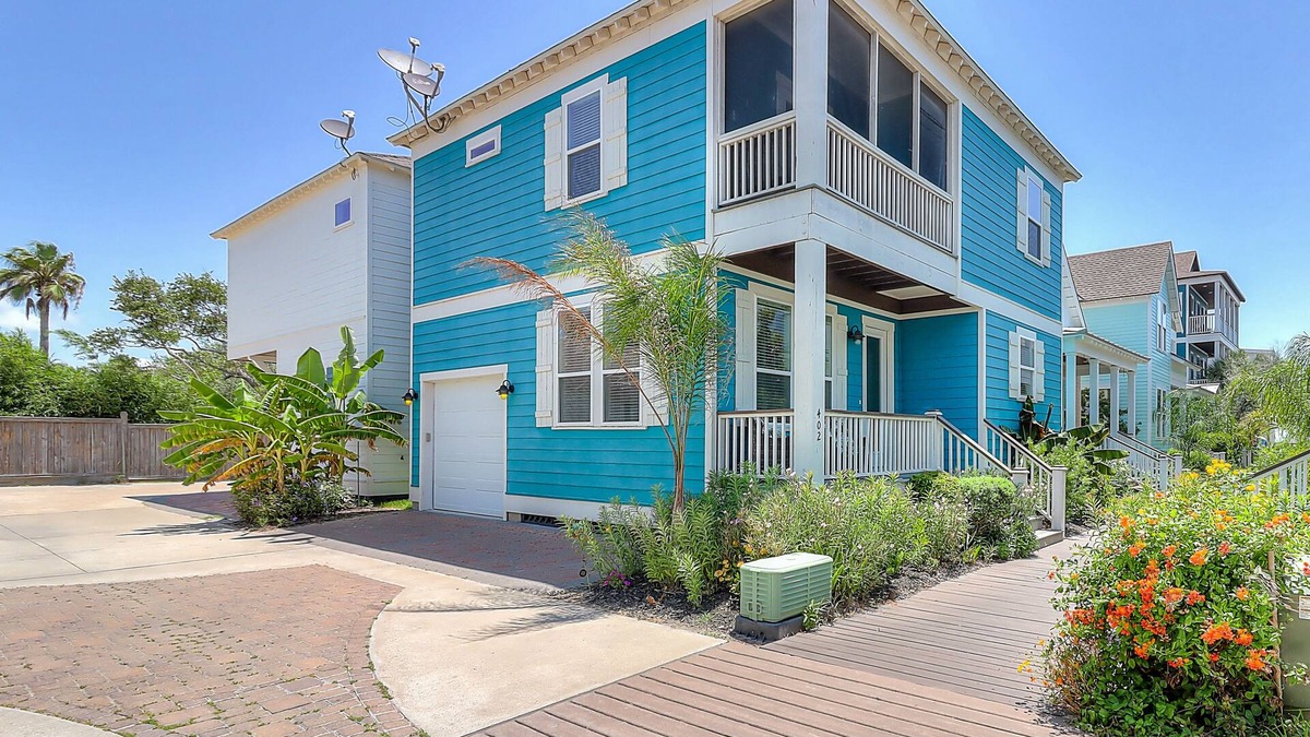 Sailhouse House | 2-story dog-friendly home with balcony, W/D, gas grill & on-site outdoor pool