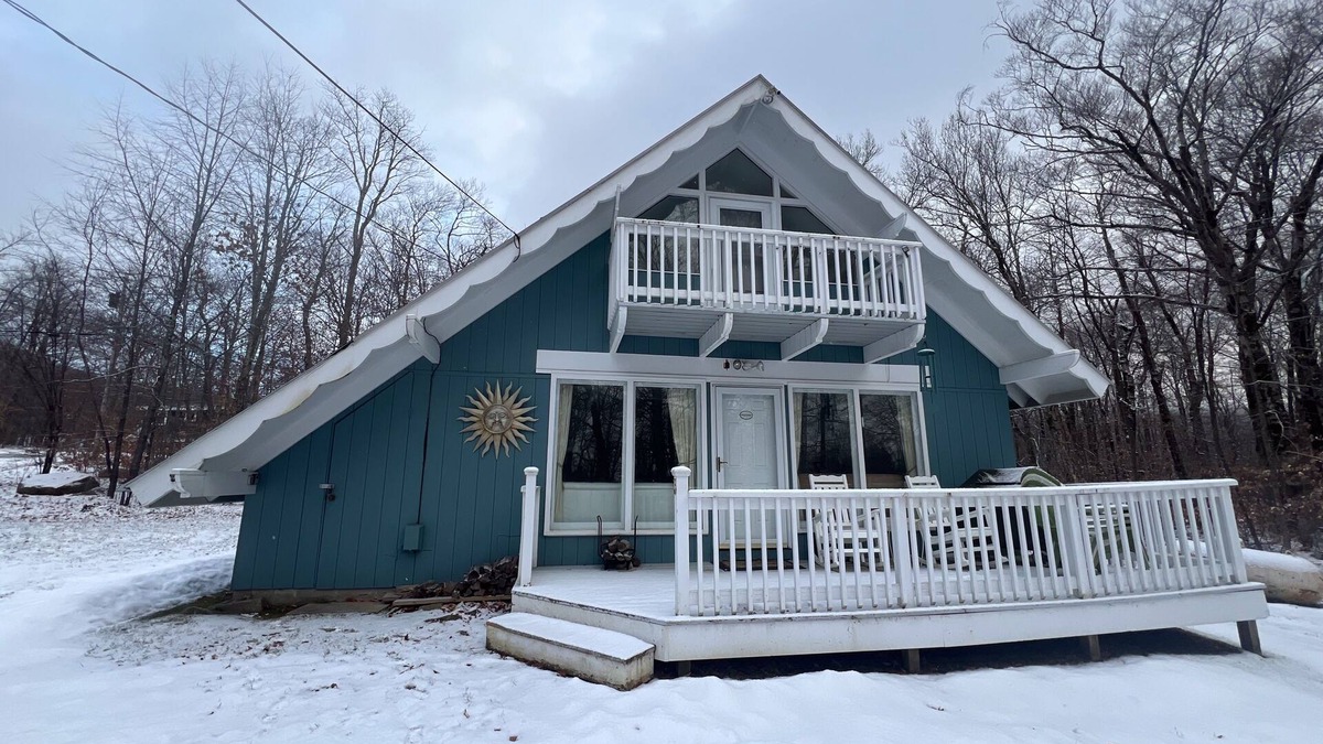 Stratton and Bromley Ski Areas House | 2-story dog-friendly mountain home with wood fireplace, balcony, deck, & grill