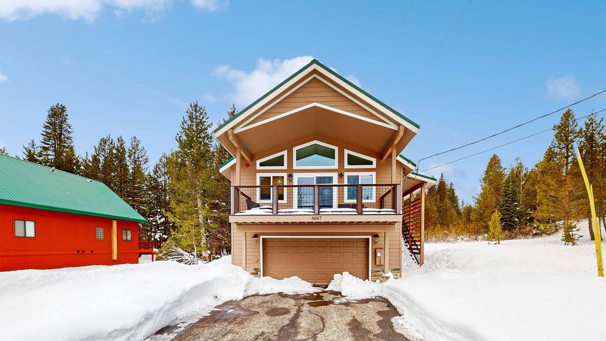 Serene Lakes House | 2-story home with private beach, grill, deck, washer/dryer, & AC