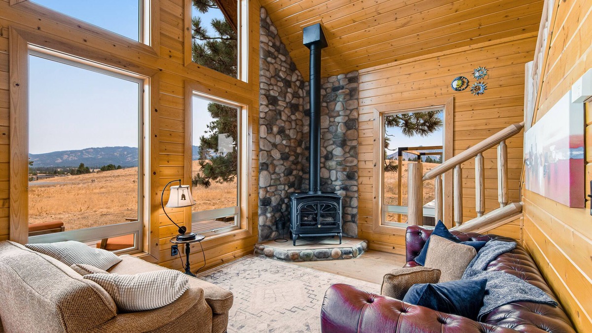 Cle Elum House | 2-story house + loft w/deck, private hot tub, mountain views, secluded location