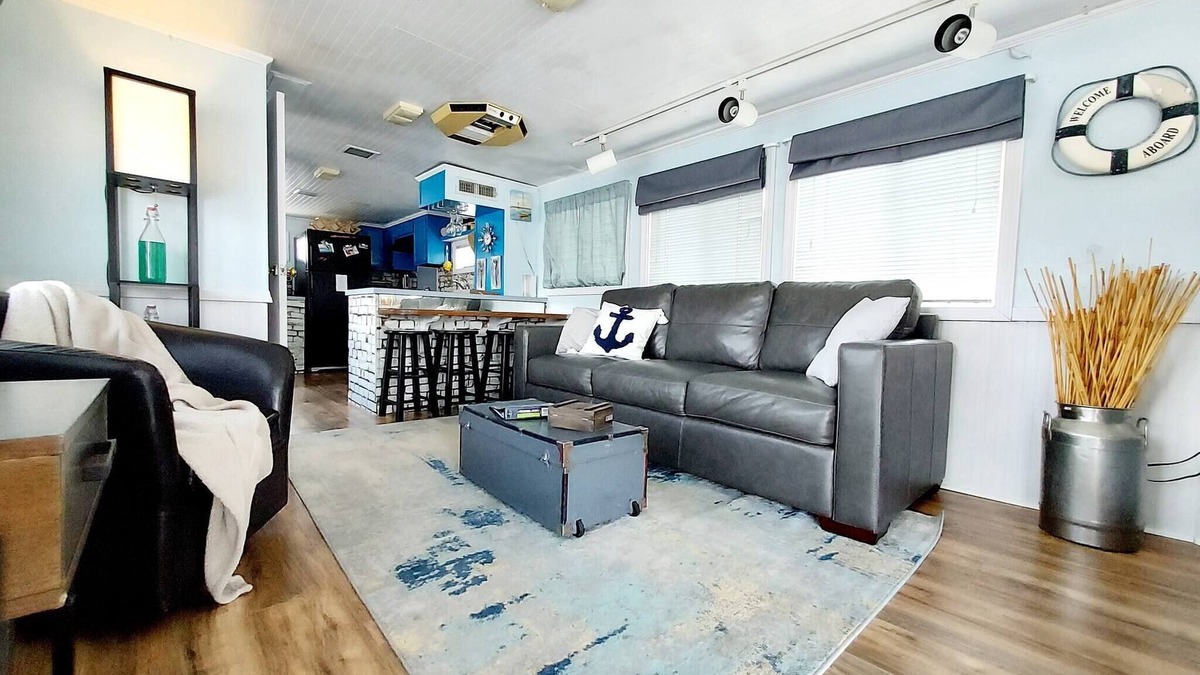 West Monroe Boat Rental | 2 Story Houseboat Seeking a Captain Fishpets Ok