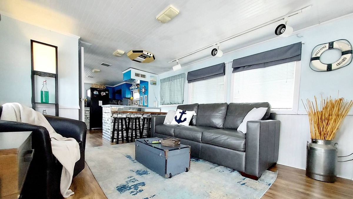 West Monroe Boat Rental | 2 Story Houseboat seeking a captain! Fish/Pets Ok