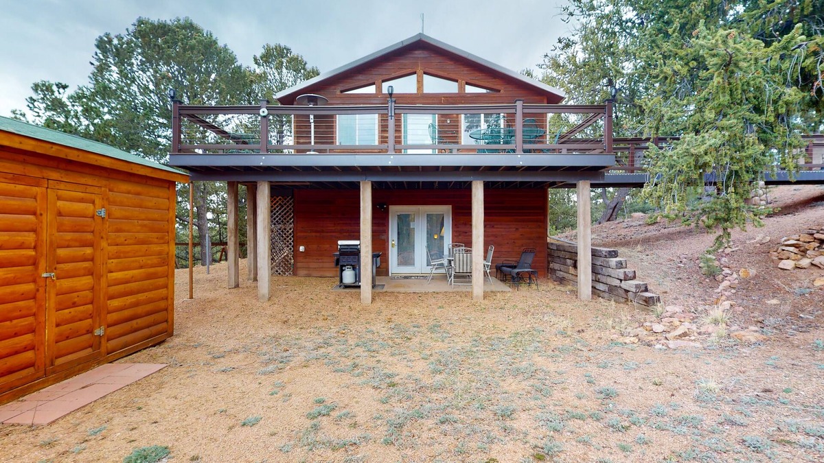 Rainbow Valley House | 2-story mtn-view home with grill, washer/dryer, streaming, patio, deck, kitchen