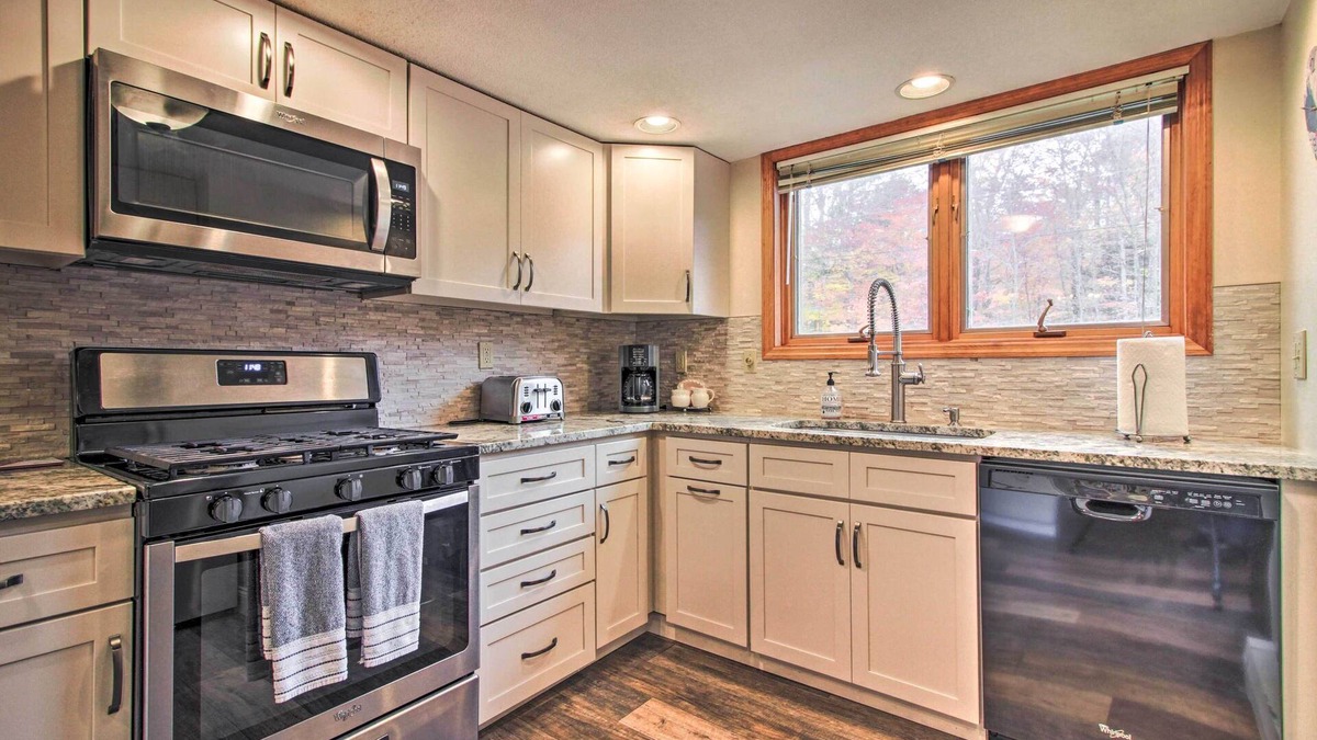 Killington Apartment | 2-story Townhouse - 1 Mi to Killington Ski Area!