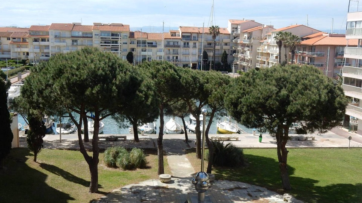 Le Port Apartment | 2* Studio Cabin with Parking, Near Beach