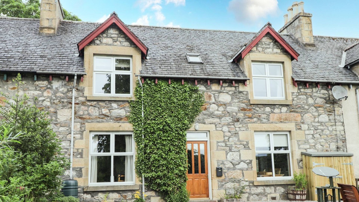 Dingwall Cottage | 2 SWORDALE COTTAGES, family friendly, with open fire in Evanton
