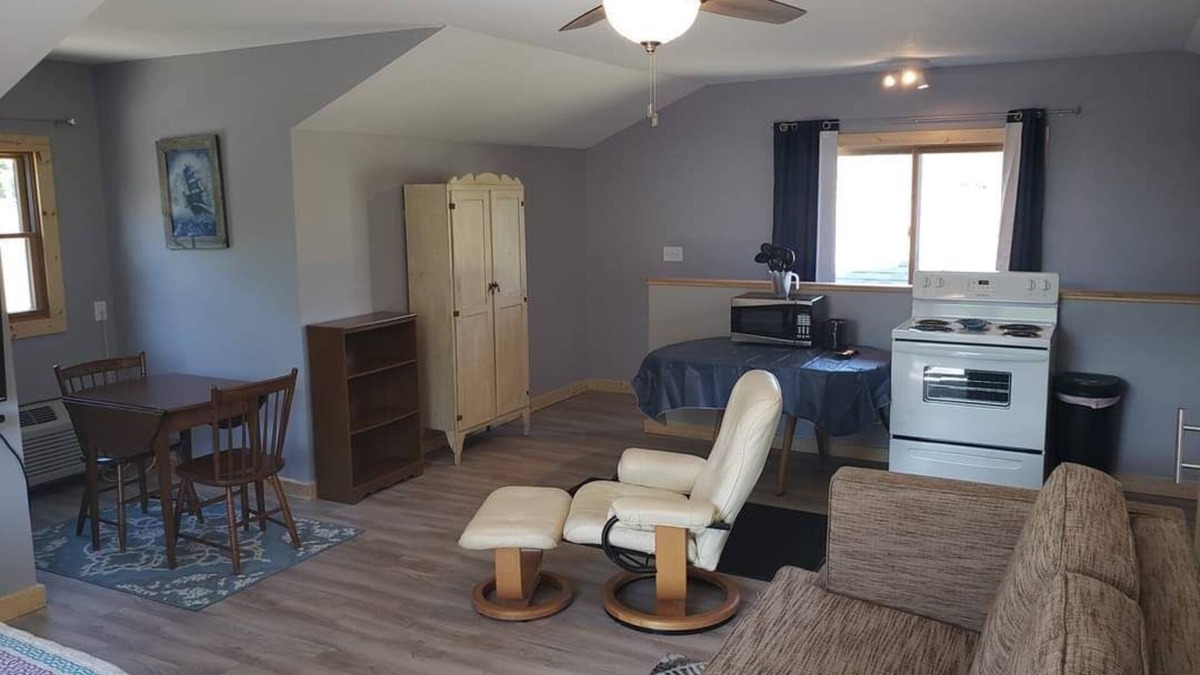 Oscoda Resort | #2 Thomas' Parkside Cottages, 2nd floor Studio w/lake Huron privaten beachfront