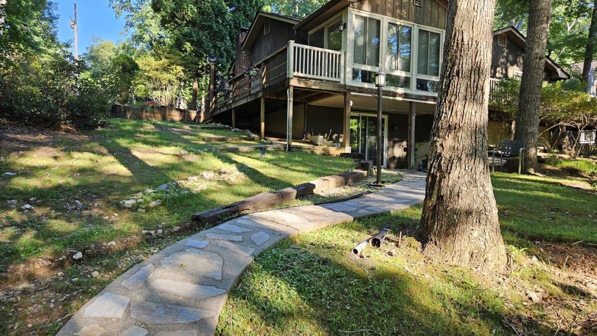 Huddleston House | 2 to 3 Night Minimum Year 'Round! Enchanted lakefront home with 1 level living! Come Visit "Cove Co