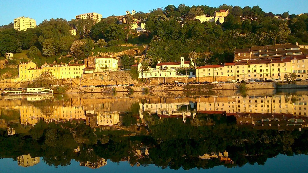 2nd Arrondissement Boat Rental | 2 to 4 berth rooms on Bateau Lyon-Centre