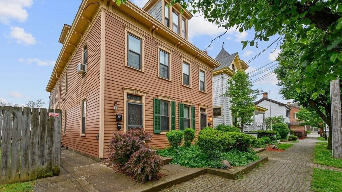 Lindenwald House | 2 Townhouses w/ Backyard, Near Spooky Nook & River