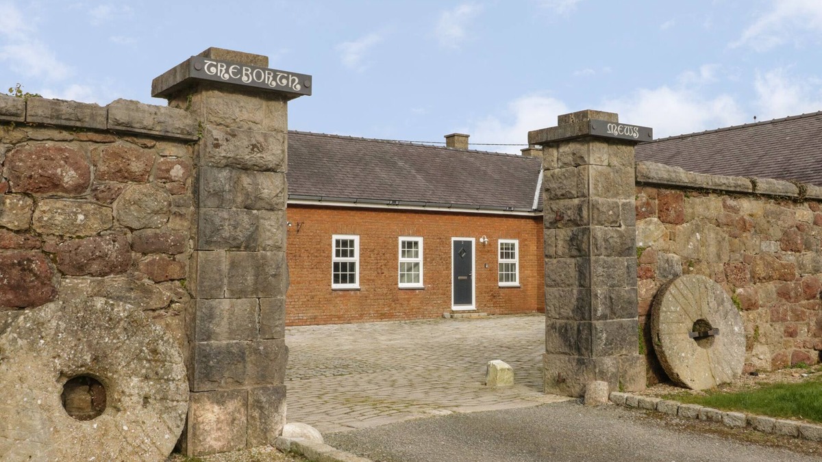 Bangor Cottage | 2 TREBORTH MEWS, character holiday cottage, with open fire in Bangor