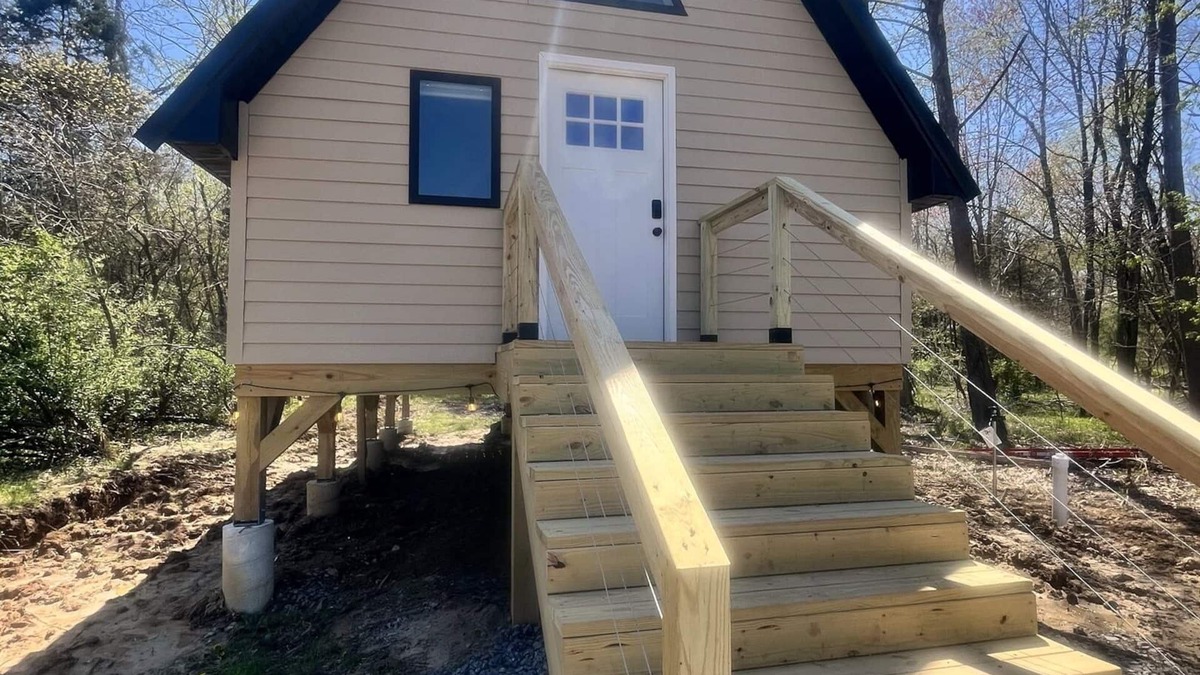 Marion Cabin | 2 Treehouse Stay: Blonde and Brunette