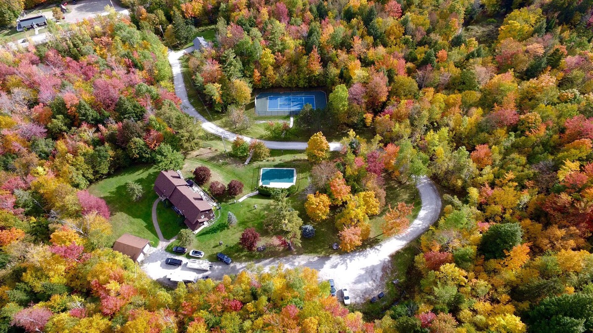 Jeffersonville House | 2 Units (25 people) @ Smugglers Fam-style Chalets - 5 Min walk to the Resort