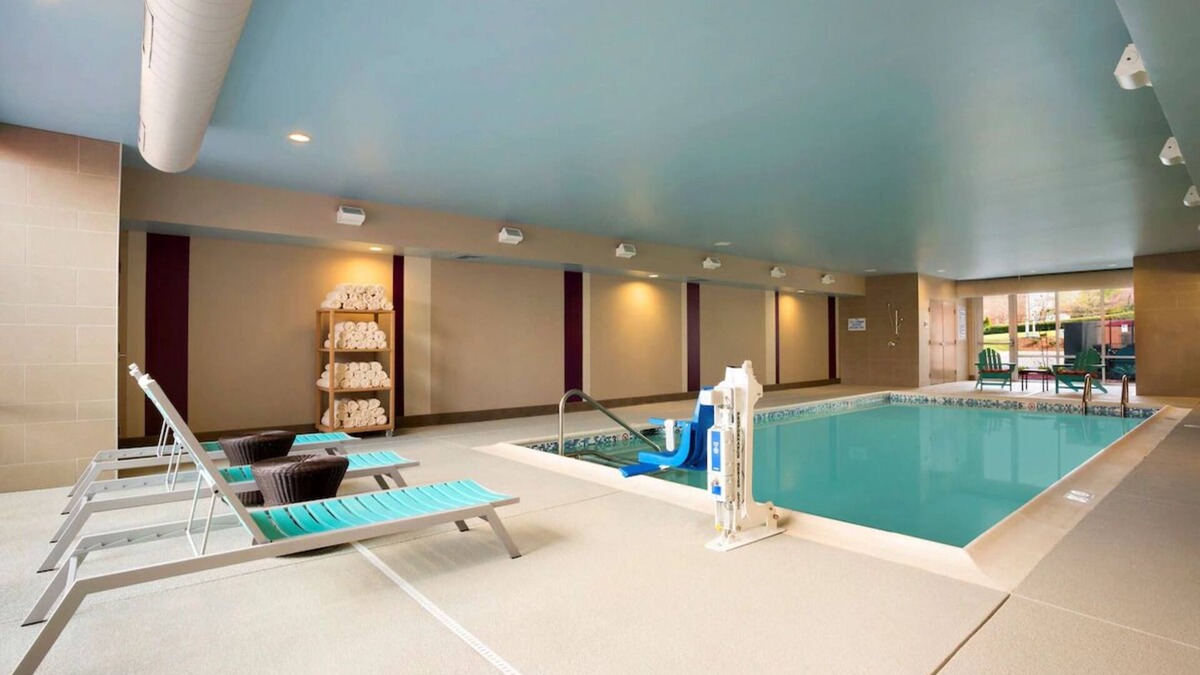 Greensboro Hotel | 2 Units Conveniently Located Near Piedmont Triad Airport. Free Breakfast, Pool!