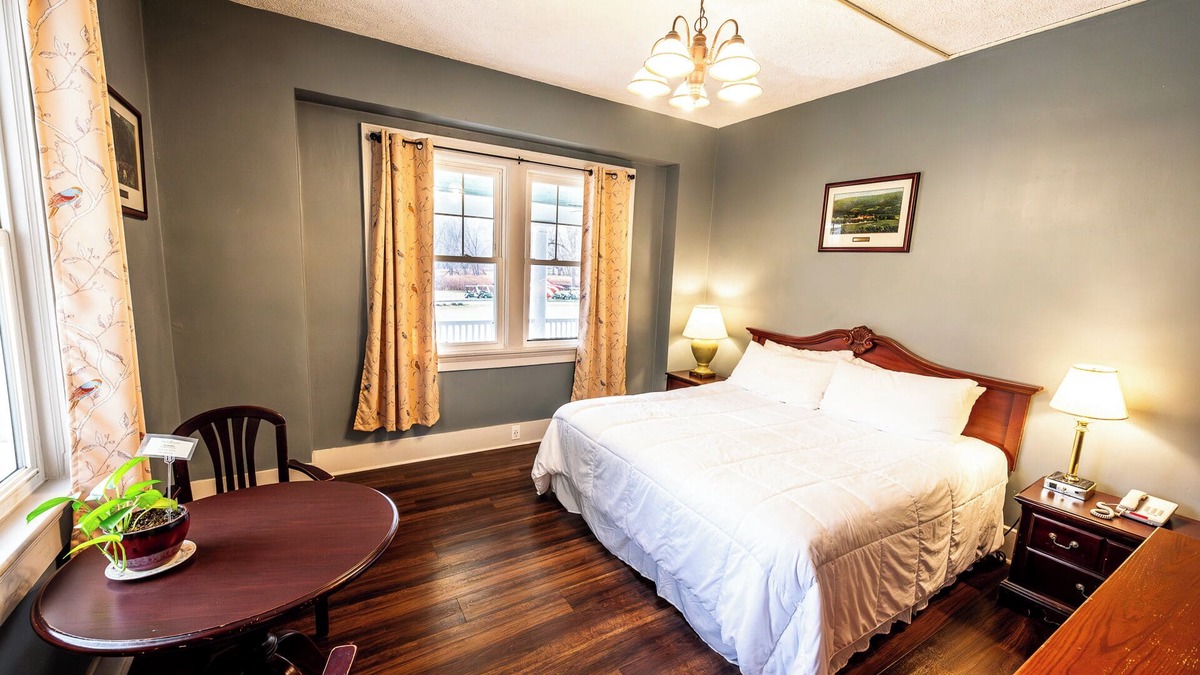 Shawnee On Delaware Hotel | 2 Units | Enjoy Nature from a Warm, Historic Stay Near Scenic Pocono Mountain