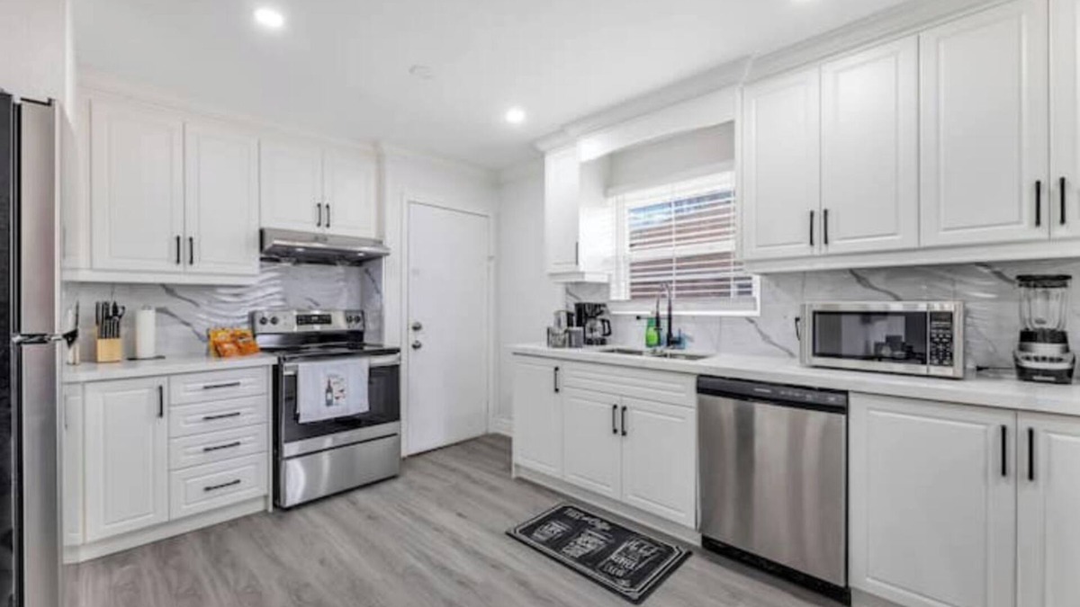 Durham Region House | 2 Units in 1! 5 Bedrooms /3 Bathrooms! PS4 & BBQ!