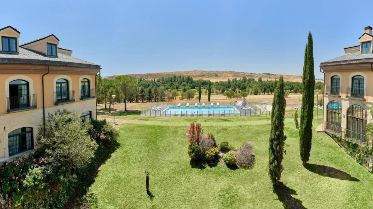 Cebreros Hotel | 2 Units - Peaceful Setting, Garden Walks & Relaxed Country Living