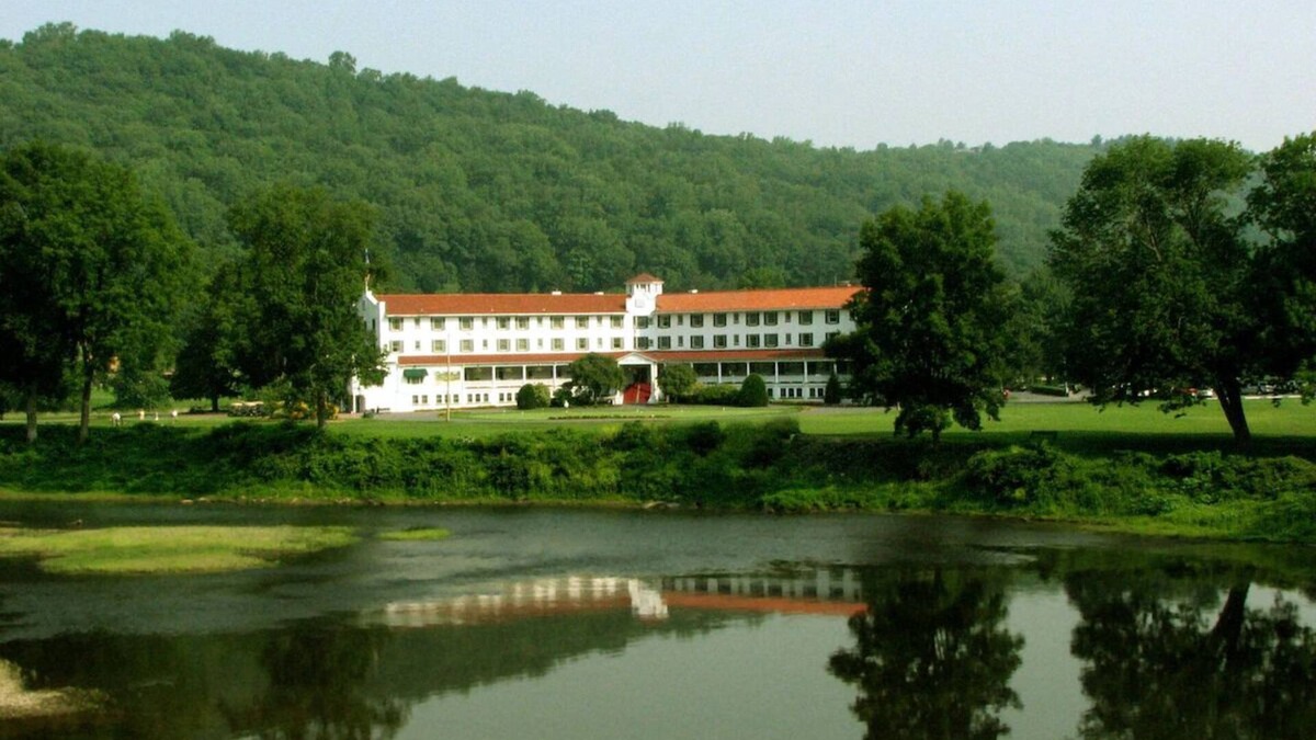 Shawnee On Delaware Hotel | 2 Units | Relax & Unwind in Nature | Ideal Stay for Golf Fans & Scenic Explorers