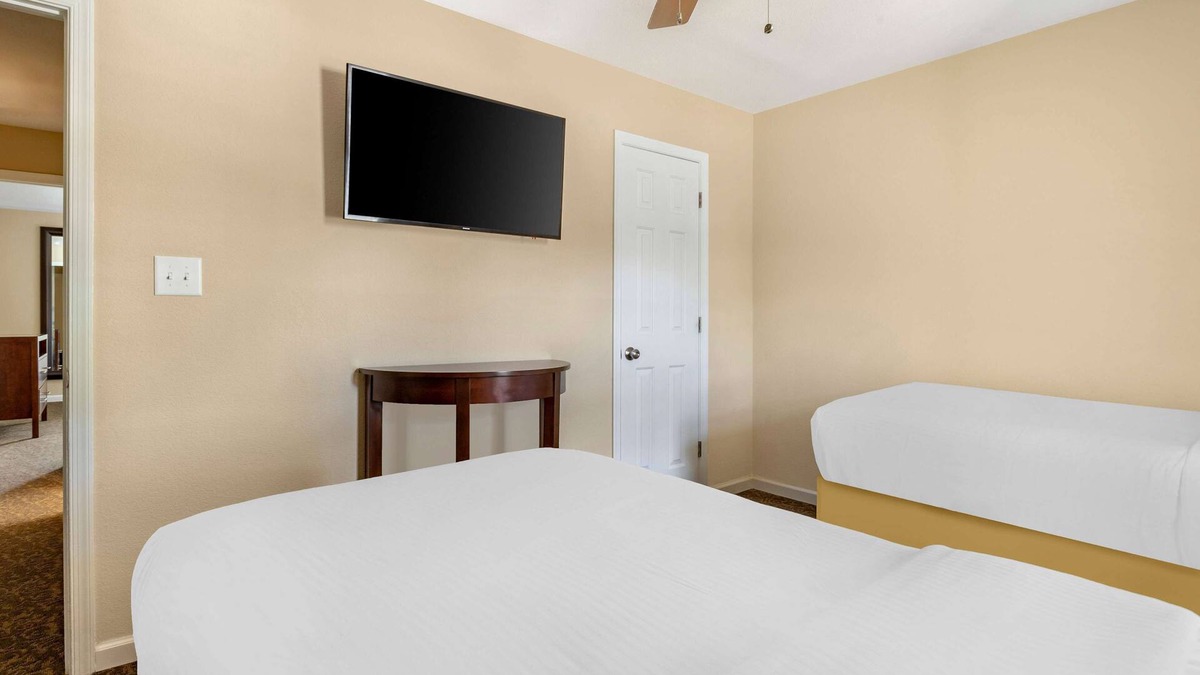 Berkeley Hotel | 2 Units w/Kitchens Perfect for Families, Onsite Pools, Free Parking!