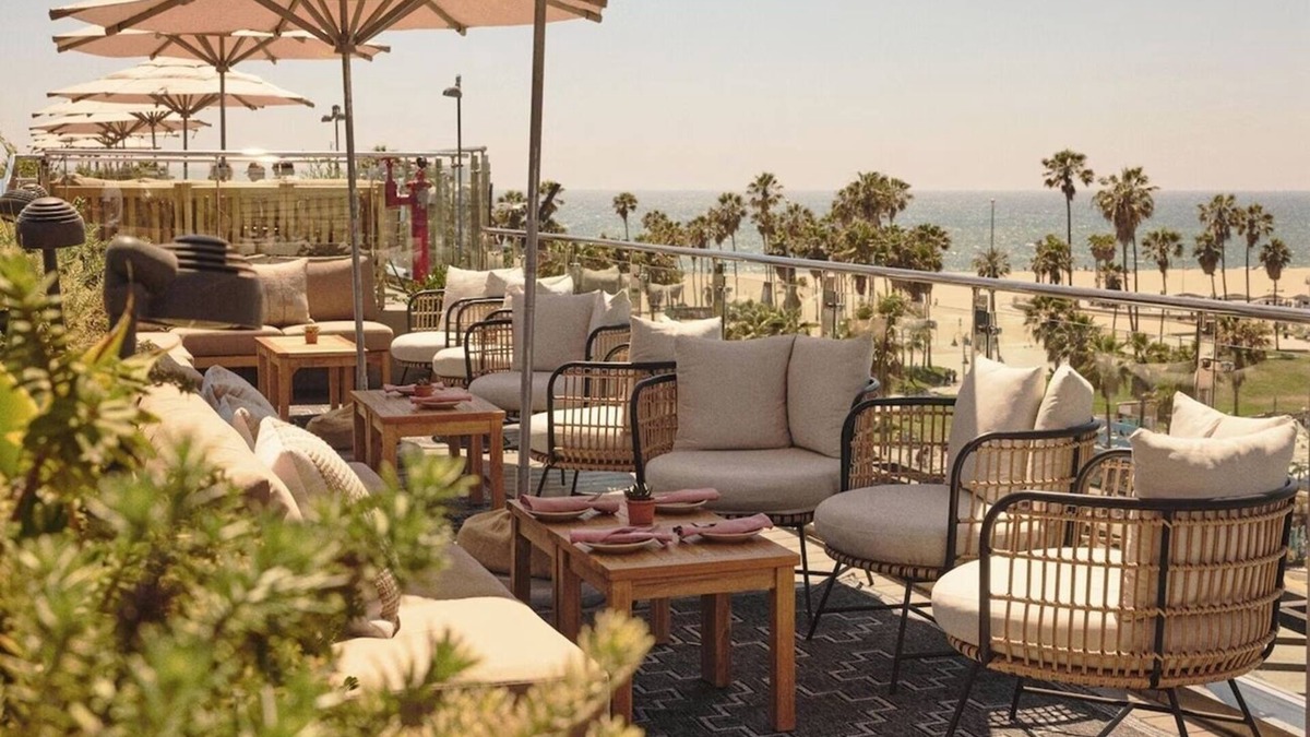 Venice Hotel | 2 Venice Rooms | Balcony | Kitchen | Rooftop | Free Breakfast | Beach Steps Away