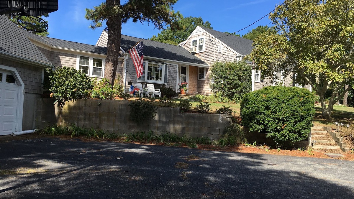 South Harwich House | 2-wing home for large/multi-generation family/friends, cul de sac, beach ~ 1 mi.