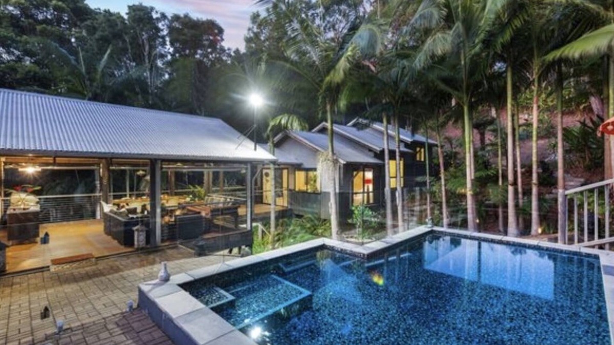 Currumbin Valley House | 2 x queen bedrooms, 2 x ensuite's, 1 guest lounge, outdoor bbq kitchen and pool.