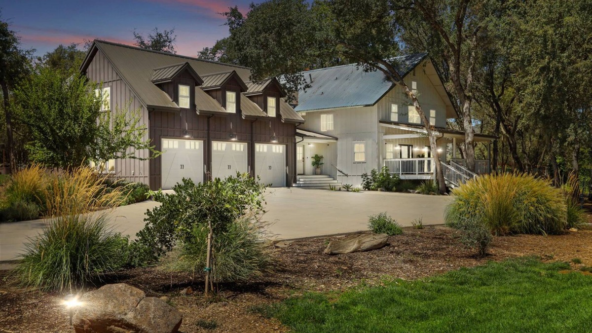 Rescue House | 20 Acre- Modern Farmhouse Estate-Custom Pickleball court! Pool! Game room!
