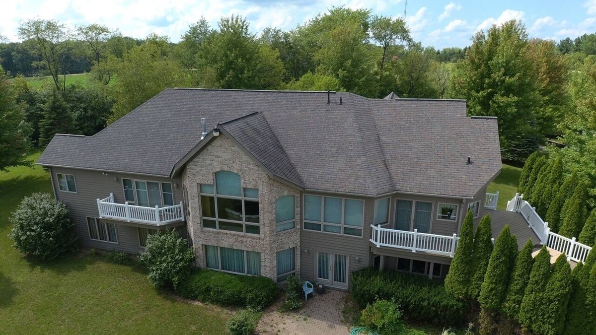 Marengo House | 20-acre Private Family Farmhouse with Event Barn, Private Fishing Pond, and Pool