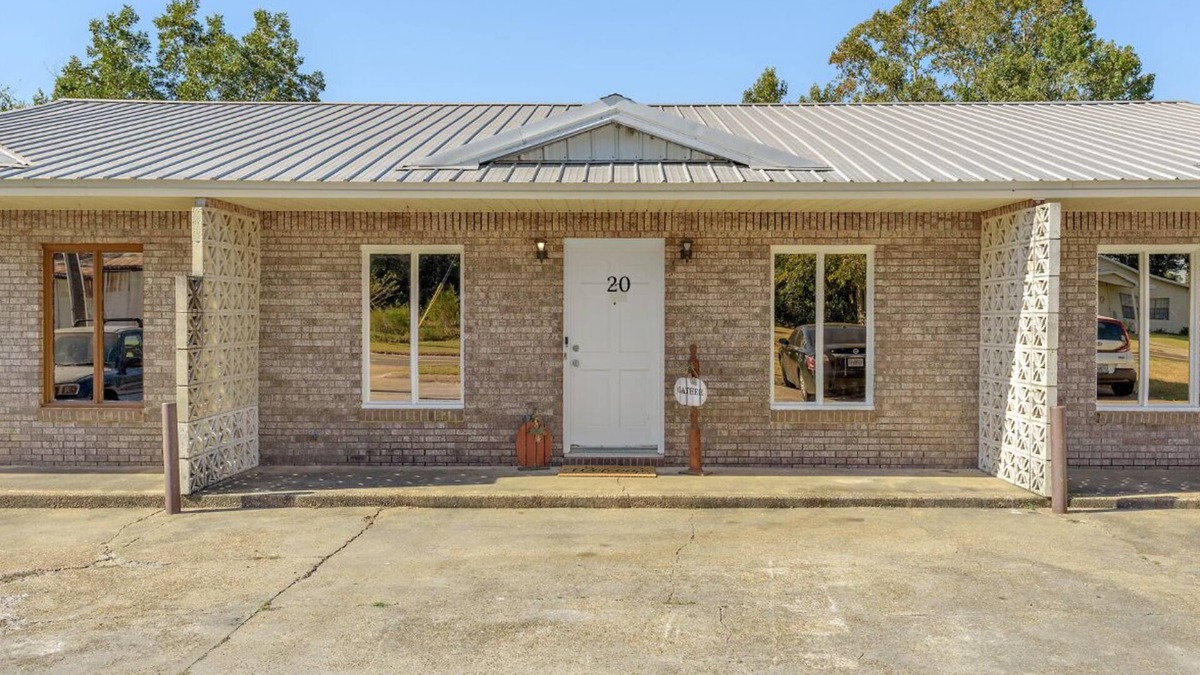 Enterprise Apartment | 20 Green Acres Apartment